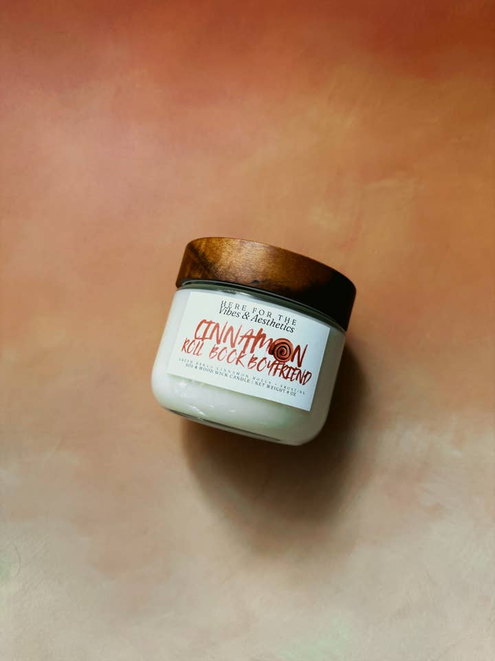 Bougie Vibes & Aesthetics | Petit ami livre roulé à la cannelle (8 oz) pour la vente par The Nerf Herder Co.