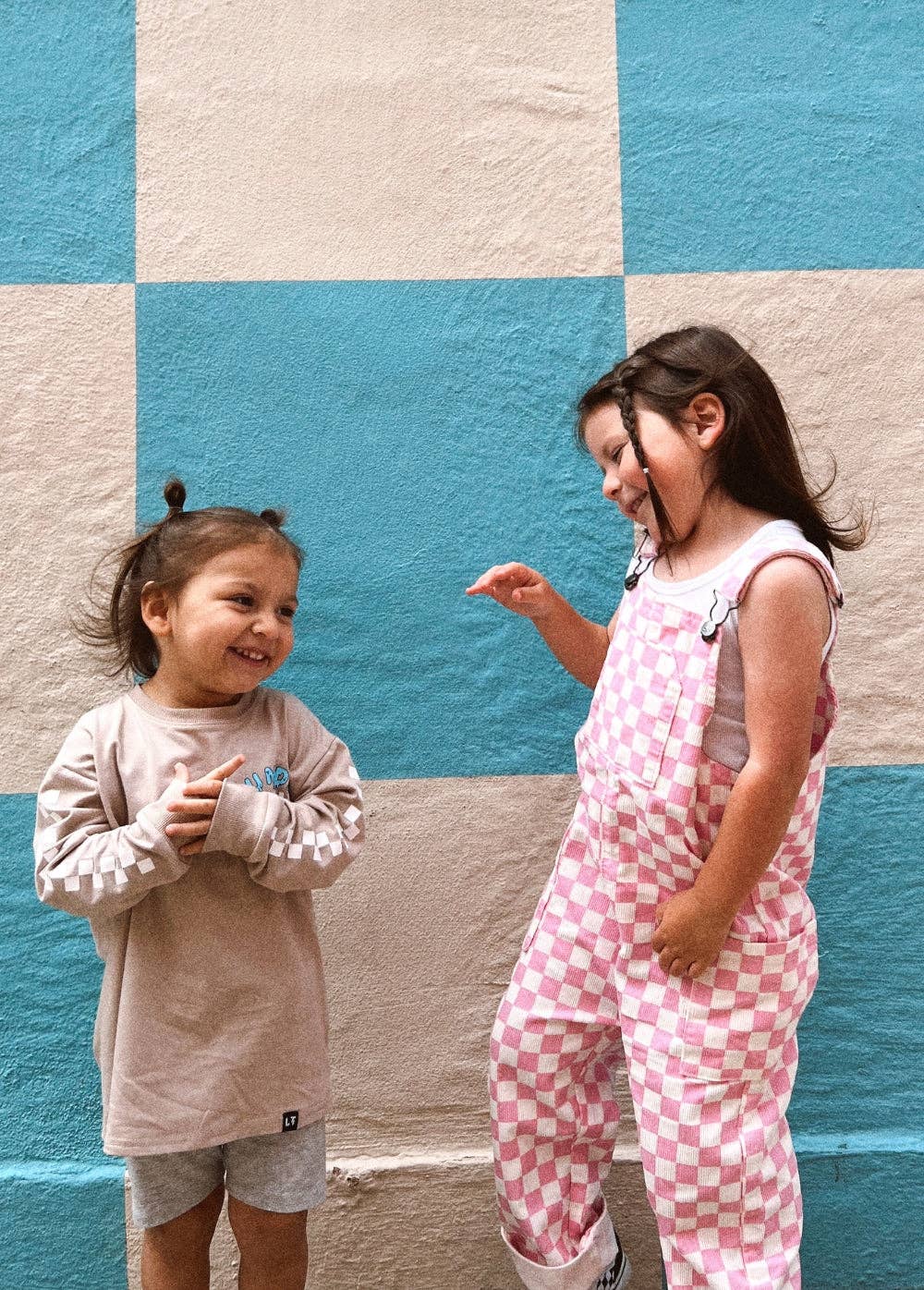 Little Trouble – Großhandel Latzhose – Kinder – Rosa karierte Latzhose1