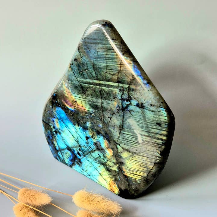 XXL Labradorit Freeform på 2322g – Intens Blixt & Andligt Skydd för wholesale av Moonlight Gemstones