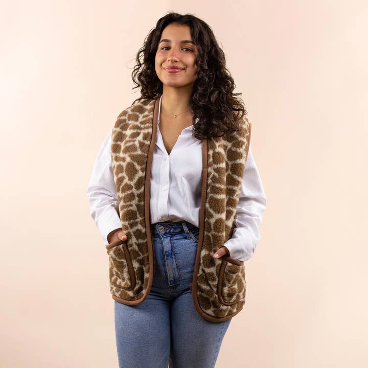 Moonrise – wholesale Väst - Dam – Giraffmönstrad damväst i ull1