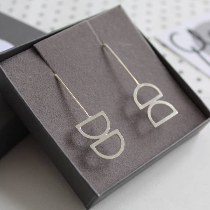 Boucles d'oreilles pendantes Arc Double Impair pour la vente par Claire Lowe Jewellery