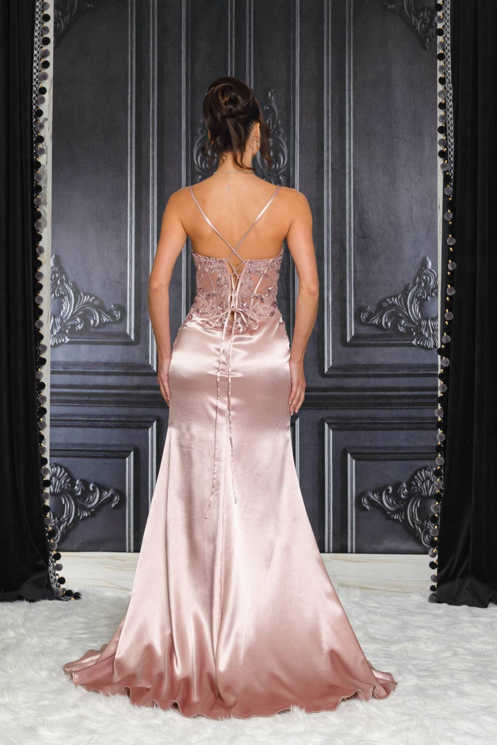 RICARICA INC. – Engroshandel Aftenkjole - Dame – RICARICA INC. luksuriøs maxi-kjole med broderi, perler og palietter samt snørelukning bagpå2