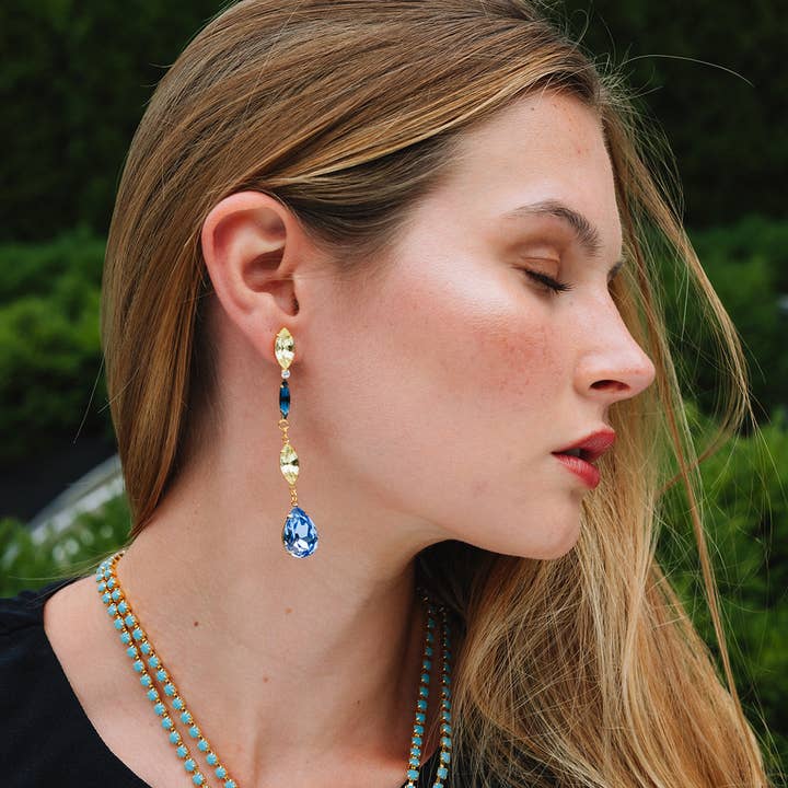 La Goutte Bijou Allongée Récif Rose en Jonquille et Saphir pour la vente par The Pink Reef