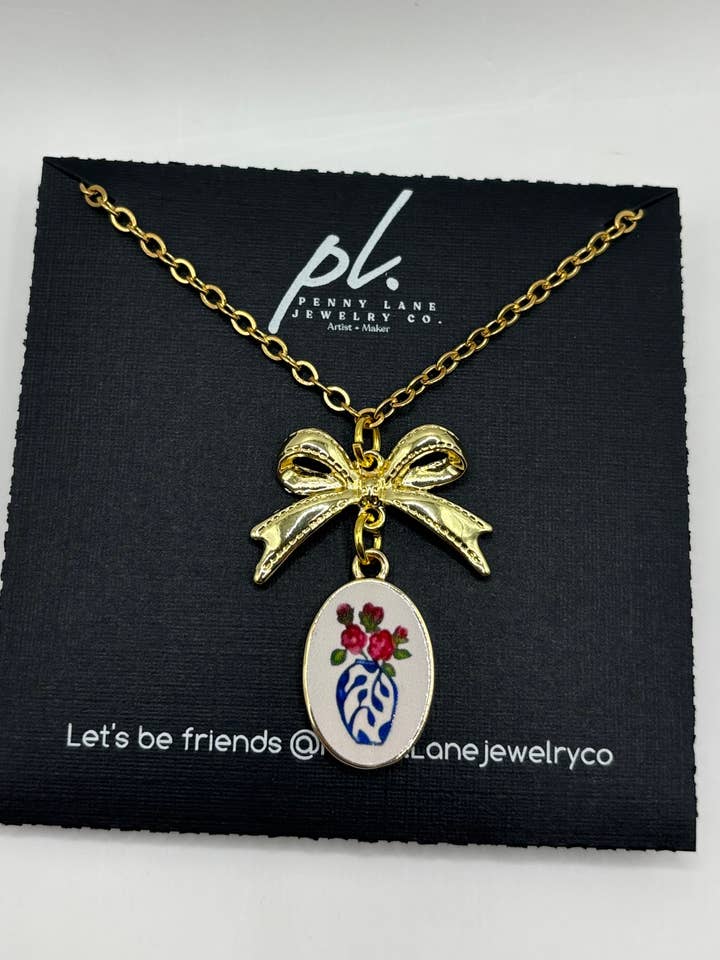 Collier pendentif ruban nœud et fleurs en or véritable délicat pour la vente par Penny Lane Jewelry Co