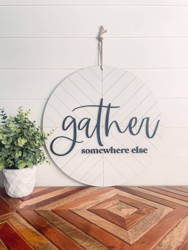 Targa da appendere alla porta in 3D «Gather Somewhere Else» per la vendita all'ingrosso da parte di Willie & Dolly Designs