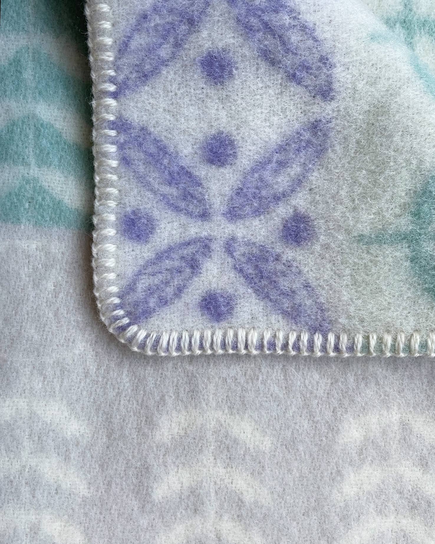 WoolOnly – Großhandel Überwurfdecke – Wendedecke Wolldecke Plaid Kuscheldecke norwegische Wolle 130x200 cm (Folklore floral Orange Flieder)5