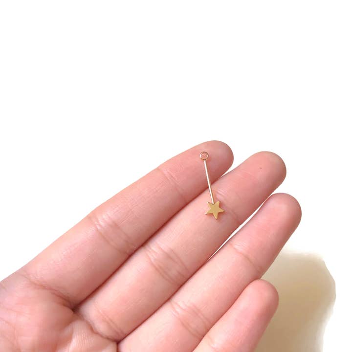 Lot de 4 breloques en forme d'étoile en laiton doré de 14 mm pour la vente par Crafters Resort