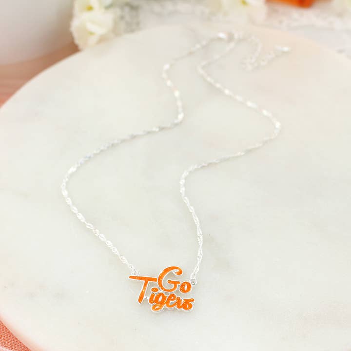 Collier Clemson Slogan pour la vente par Seasons Jewelry