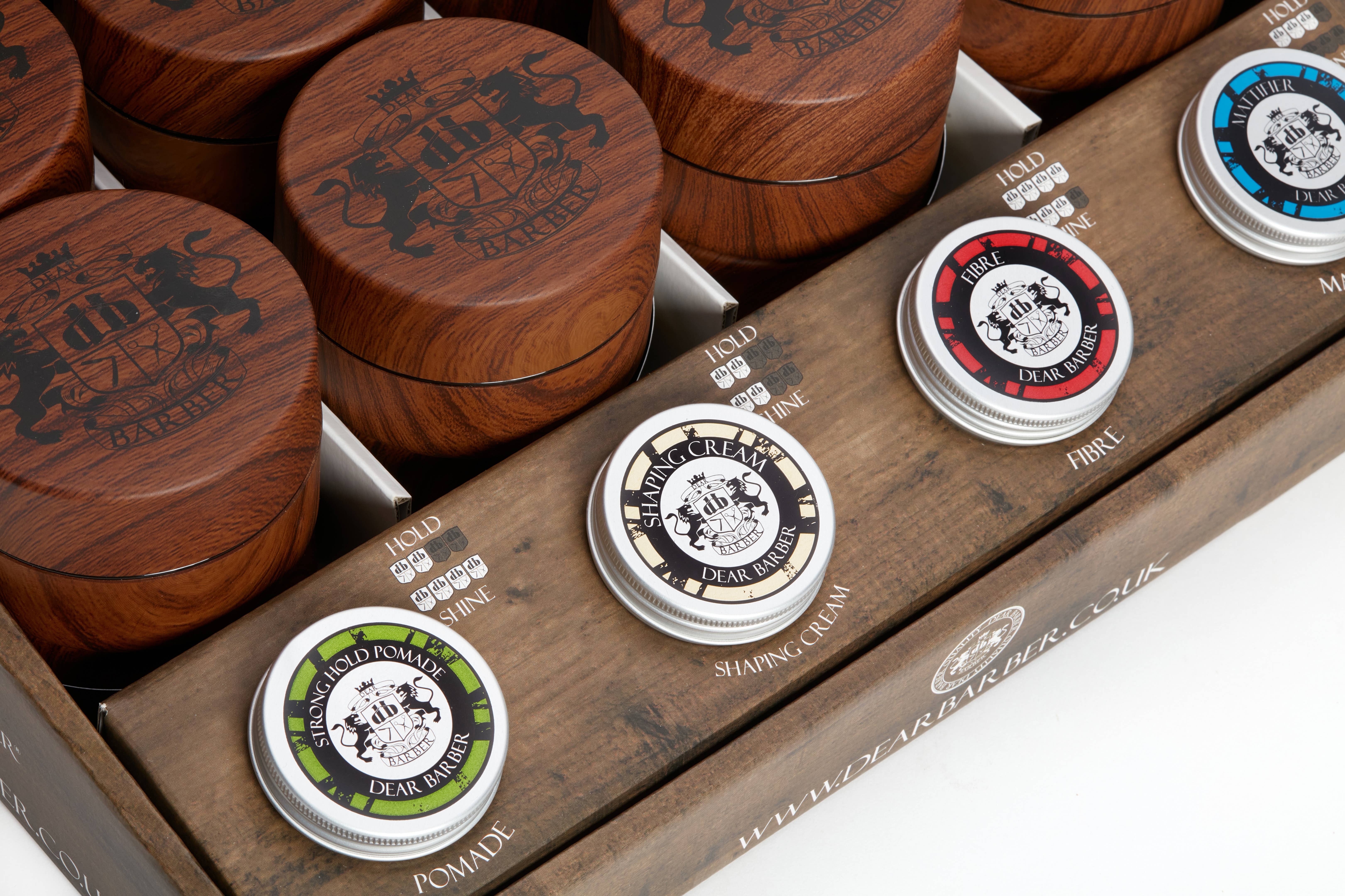 Dear Barber – Großhandel Einzelhändler*innen-Display – Beauty & Wellness – Gefüllte Thekenaufsteller mit Styling-Produkten5