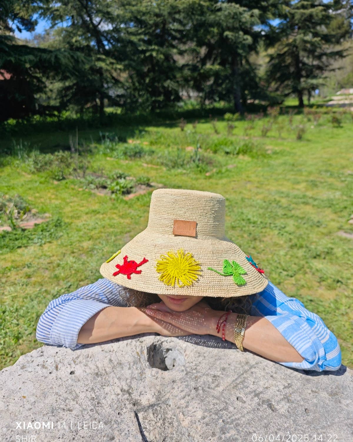 to be chosen by the customer Gorro de ganchillo Emoji for wholesale on Faire2