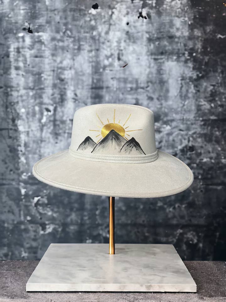 Cappello in pelle scamosciata verniciata Golden Peak per la vendita all'ingrosso da parte di Bella Soul