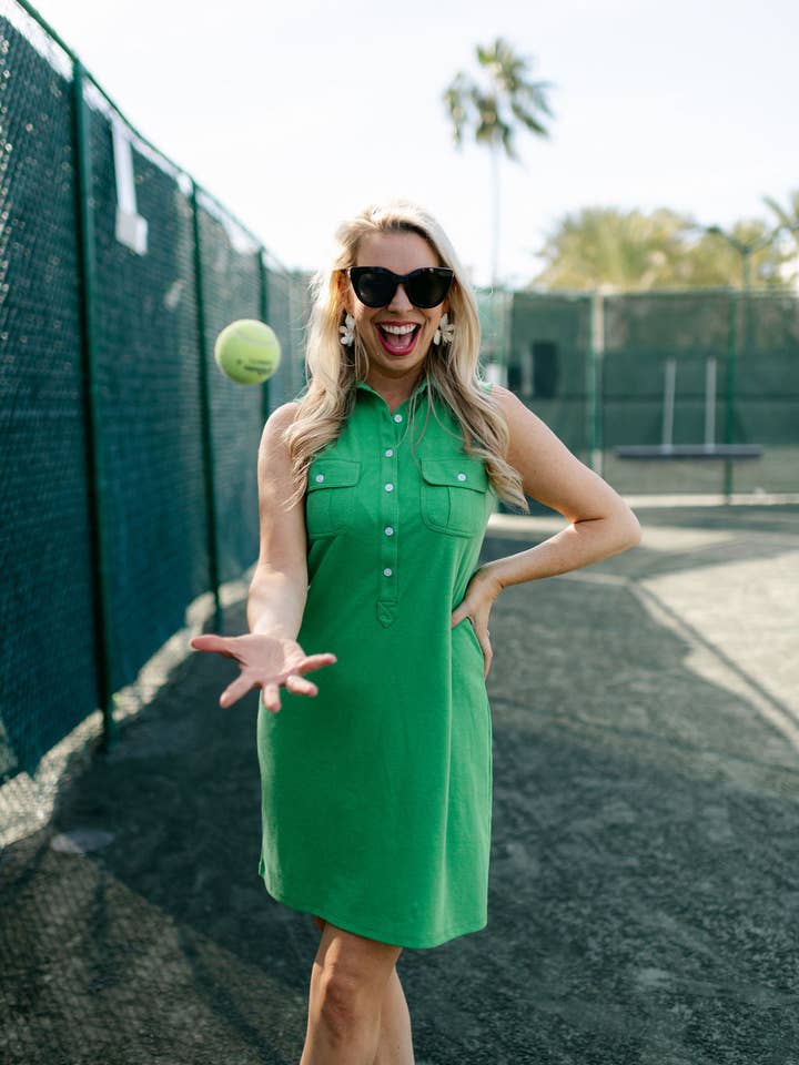 La robe en opale piquée en vert gazon pour la vente par Duffield Lane