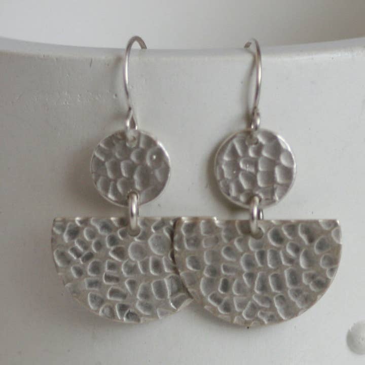 Boucles d'oreilles lune en argent martelé | Plaqué argent pour la vente par Kaiko Studio