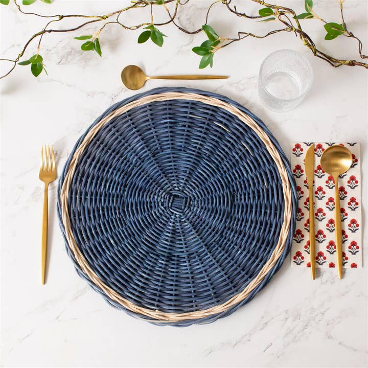 Caricabatterie - Rattan Blu (PK/12) e ulteriori Risultati per sottopiatti in rattan all'ingrosso. Resi gratuiti e termini di pagamento a 60 giorni su Faire in tendenza su Faire.