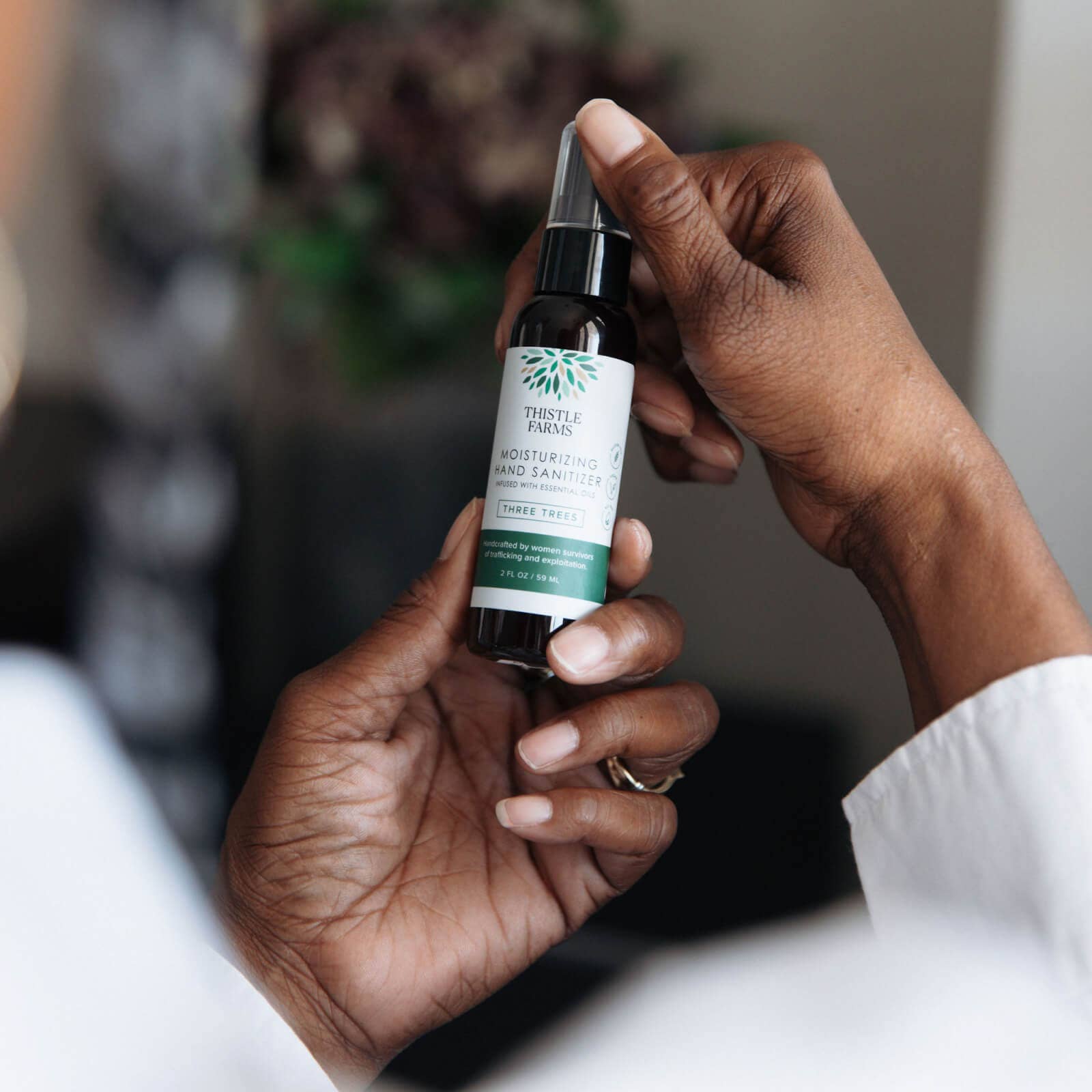 Thistle Farms - Vente Désinfectants pour les mains - Spray désinfectant pour les mains hydratant Holiday Three Trees 59 ml2