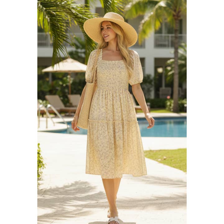 Robe midi à imprimé fleuri délicat, manches mi-longues et détail smocké pour la vente par LIME N CHILI