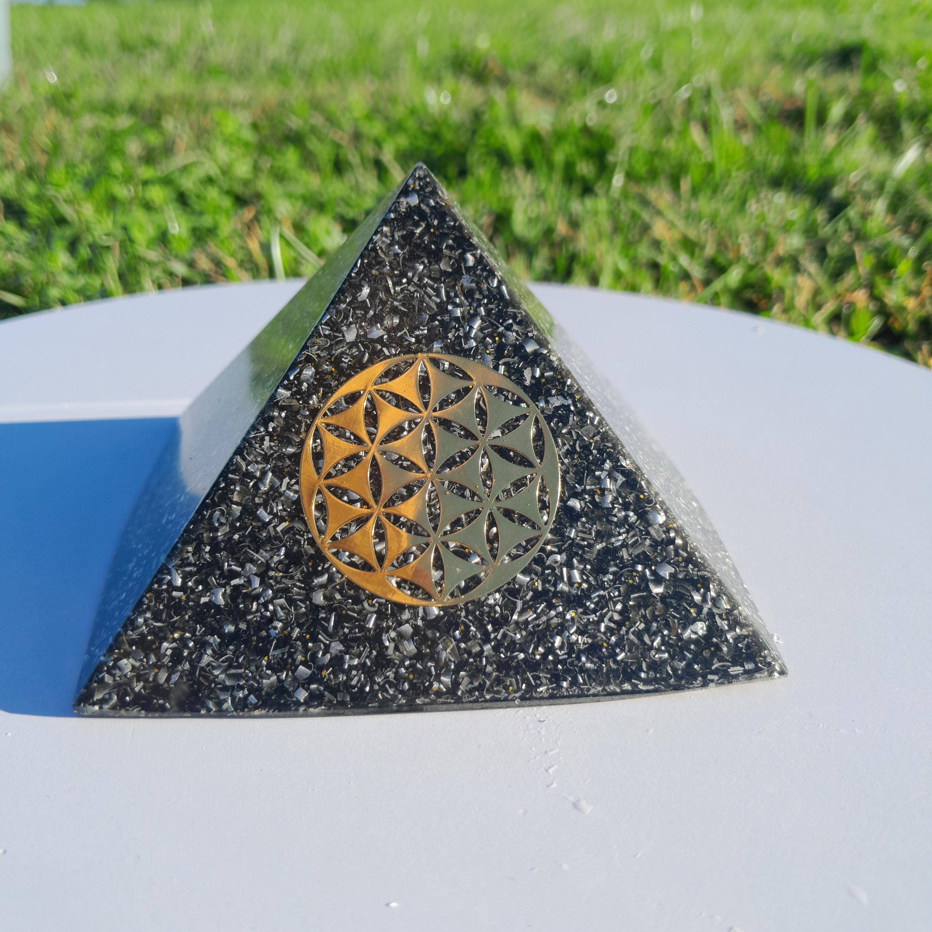 Mundo Orgon - Wholesale Spiritual Stone/Crystal - Orgonite Pyramid Flower of Life with Shungite - 90mm Base0