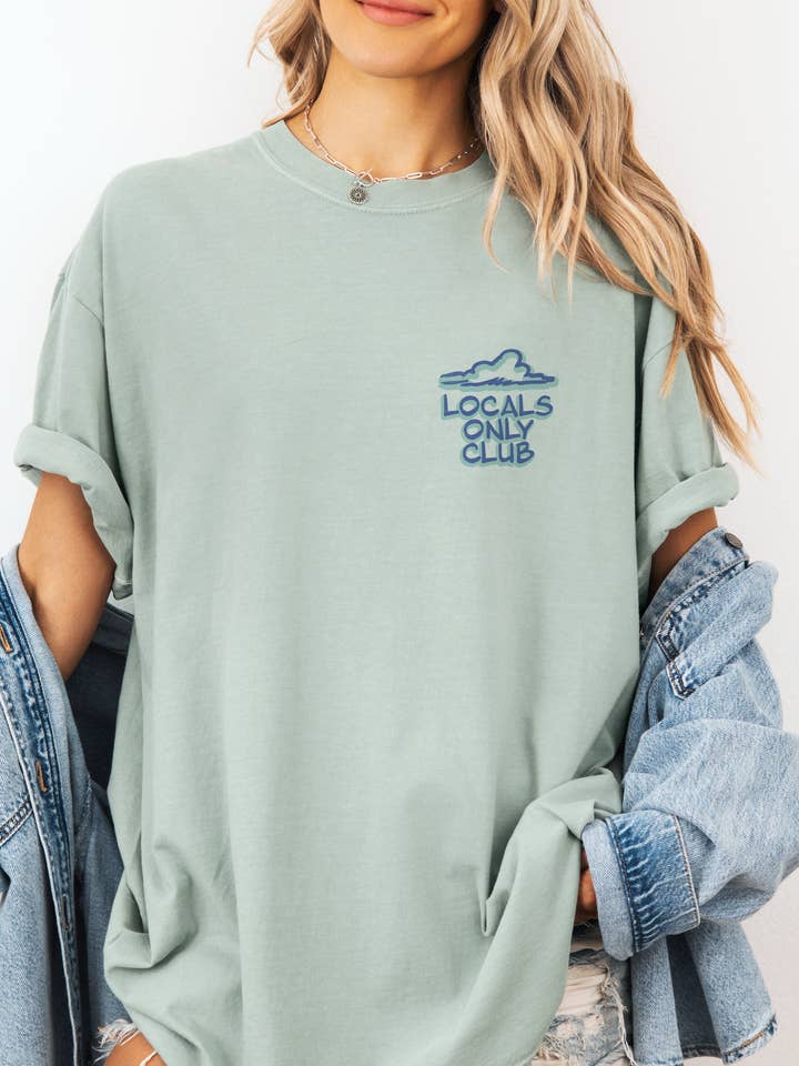 Endast för lokalbefolkningen vid sjöns brygga för wholesale av Camo Girl Outfitters