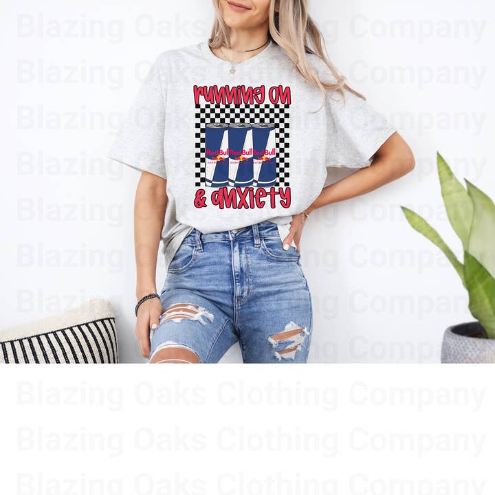 T-shirt à manches courtes "Fonctionne à la Redbull et à l'anxiété" pour la vente par Blazing Oaks Clothing Company