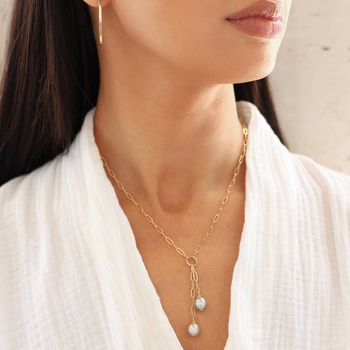 Duo Pearl Lariat - Perla Grigia per la vendita all'ingrosso da parte di CARDEN AVENUE