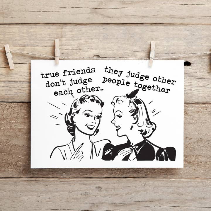 Sanna vänner dömer inte varandra, de dömer andra människor tillsammans. Roligt, olämpligt gratulationskort för wholesale av Cleverish Co