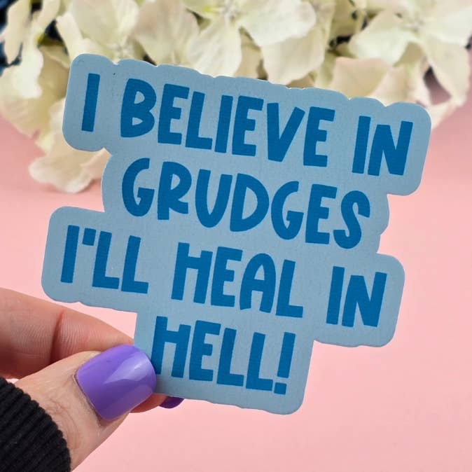 Vandtæt klistermærke - Jeg tror på nag, jeg vil hele i helvede - Sarkastisk klistermærke - Sjovt klistermærke - Frækt for engroshandel hos The Grumpy Tortoise