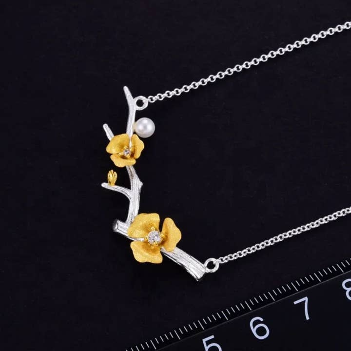 Collier en forme de fleur avec perle pour la vente par Anet’s Collection