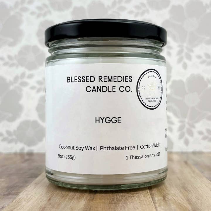 Bougie de soja à la noix de coco Hygge de 9 oz avec mèche en coton pour la vente par Blessed Remedies
