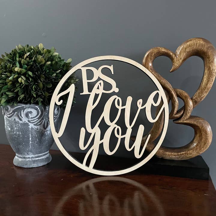PS Jeg elsker dig Rund træskåret vægkunst for engroshandel hos Feather and Birch