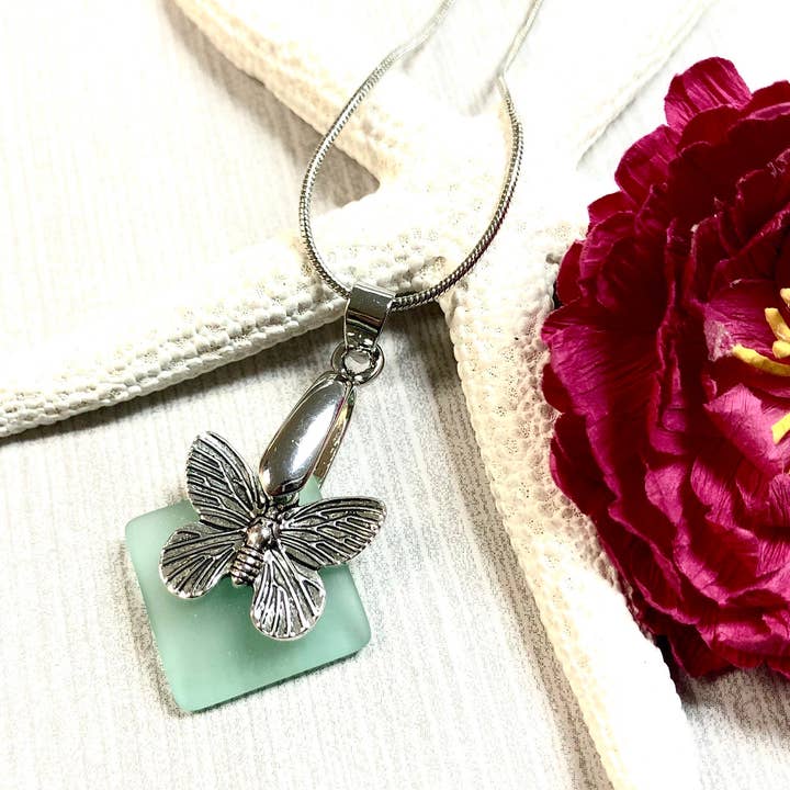 Havglas sommerfugl vedhæng halskæde sortiment for engroshandel hos Devi Creations