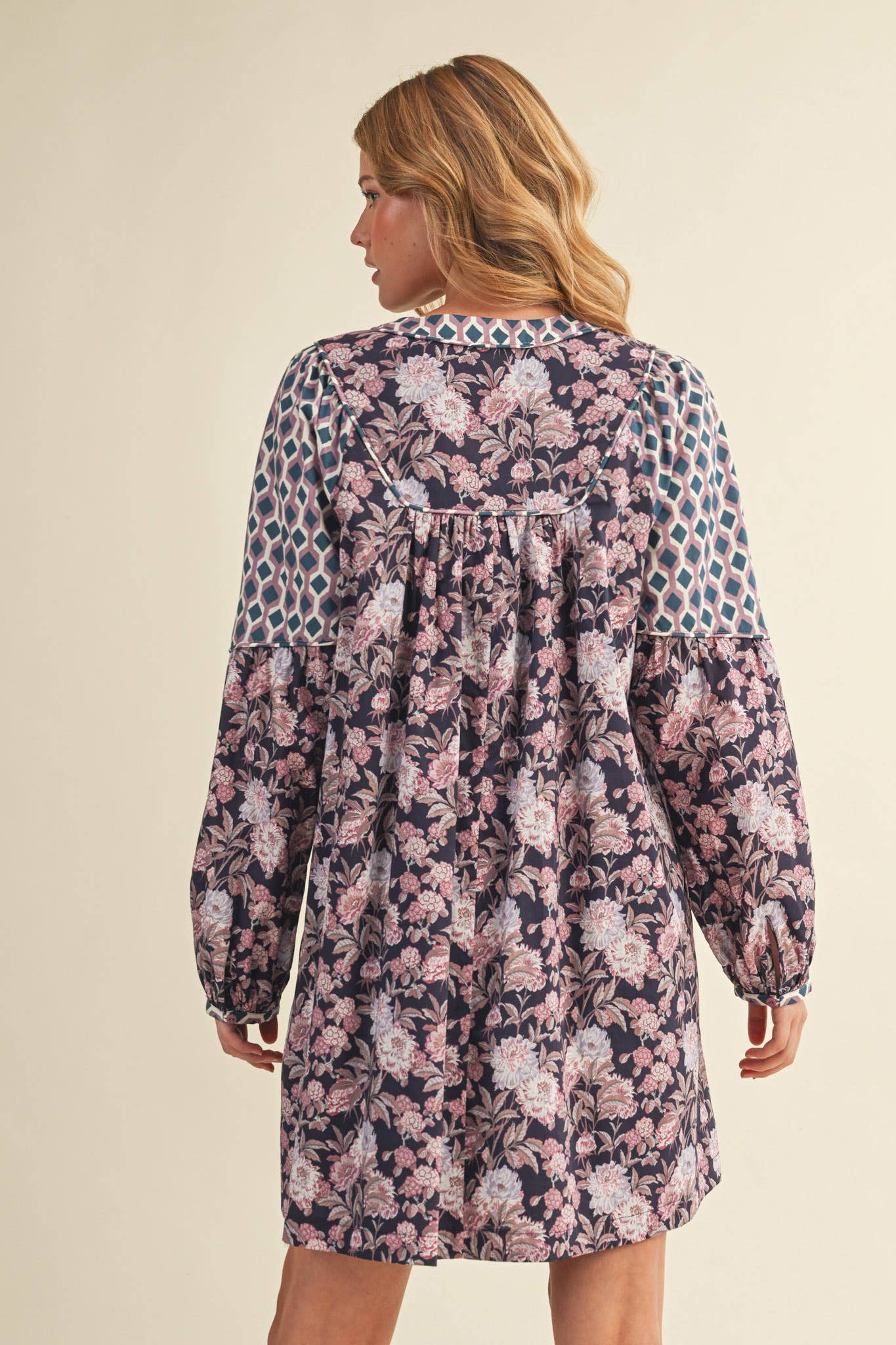 &MERCI - Wholesale Dress - Women's - FLORAL CONTRAST SLEEVE MINI DRESS MDR41694