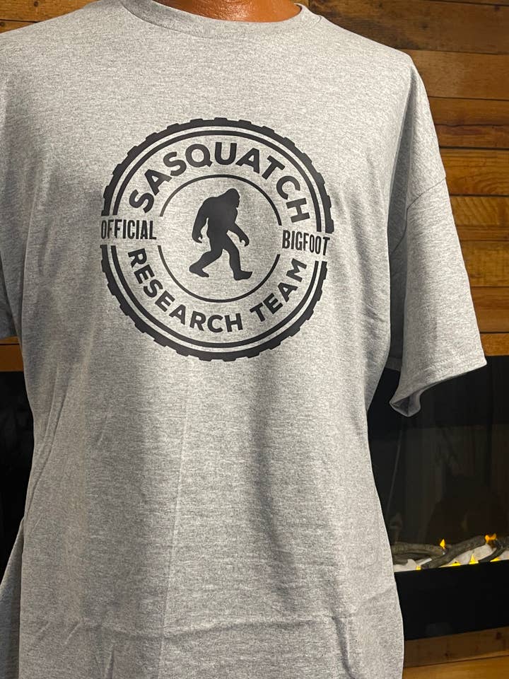 Maglietta Sasquatch Research Team (grigia) per la vendita all'ingrosso da parte di Squatchin’ Country