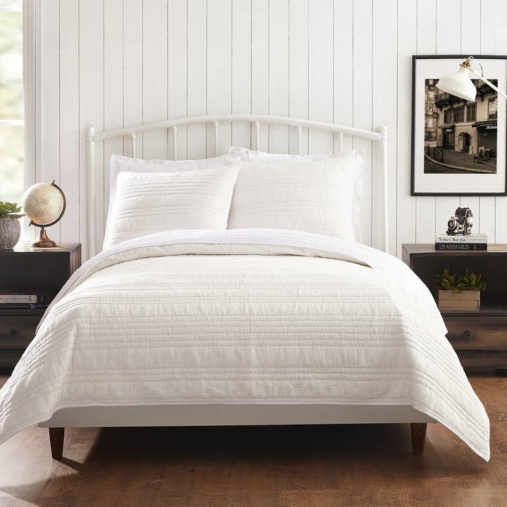 Atmosphere Quilt (White) by 1977 Dry Goods for wholesale by Peking Handicraft