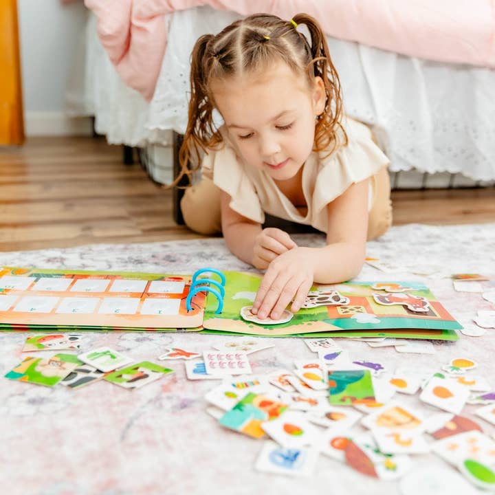 Spirit 'N Sprout - Wholesale Boek - Kinderen - Farm Busy Book voor peuters - voorgemonteerd met etui met ritssluiting - bijpassend activiteitenboek met klittenband
