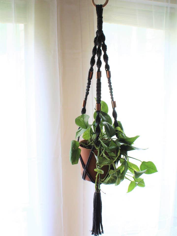 Cintre de plante moyenne à grande tresse en cascade carrée grise pour la vente par The Crafty Glammie