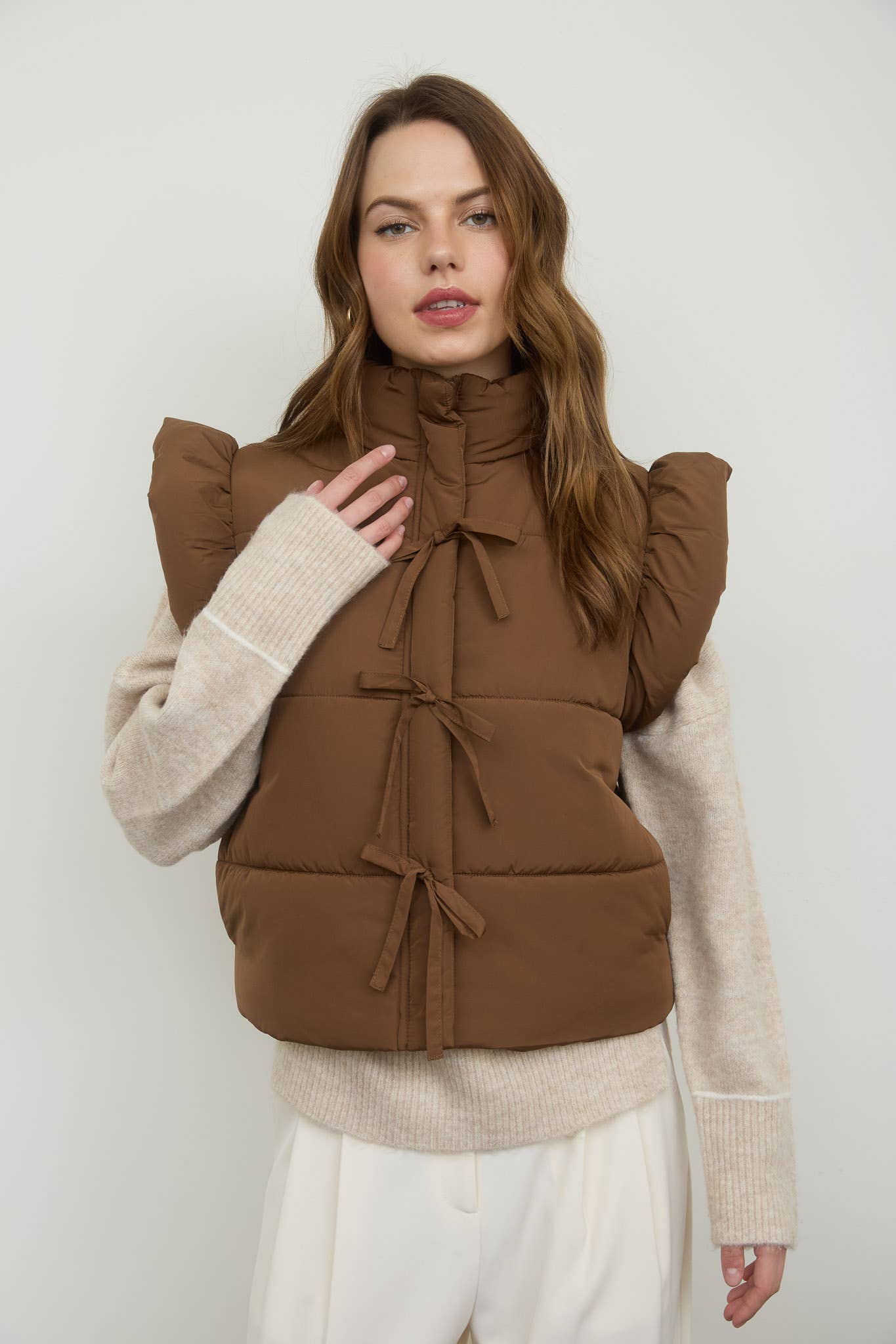 MINE - Vente Veste sans manches – femme - GILET MATELASSÉ À FERMETURE ÉCLAIR AVEC DÉTAIL NŒUD ET MANCHES VOLANTES10