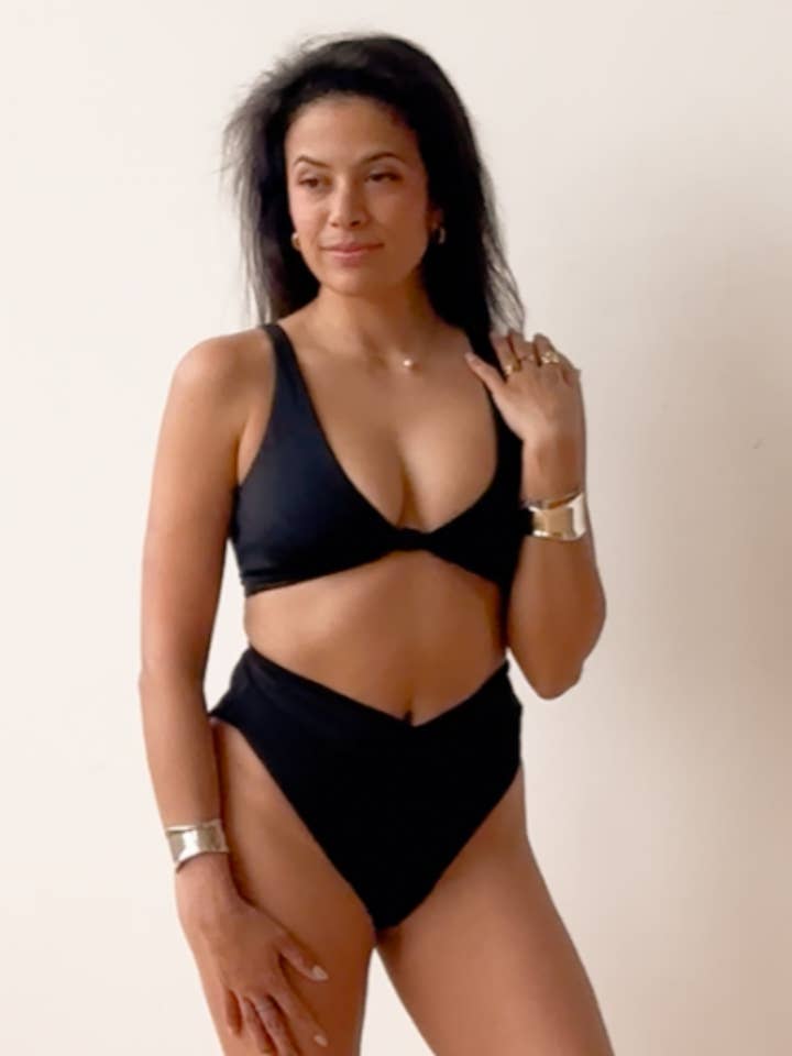 FÖRBESTÄLLNING - Svart Kaia Bikini Knut Topp (skickas till dig i början av juni) för wholesale av Mamacita Swim
