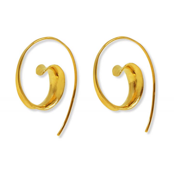 Orecchini a cerchio in cera dorata per la vendita all'ingrosso da parte di Anaïs BEARD
