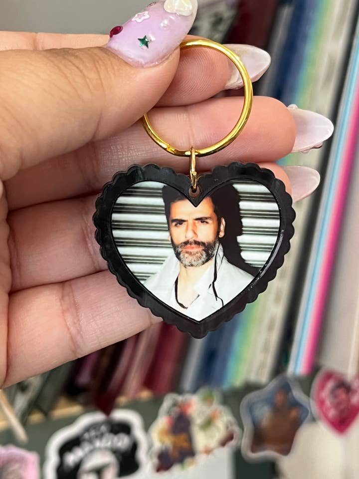 Porte-clés Oscar Isaac MINI en forme de cœur en forme de célébrité pour la vente par Studio Nena
