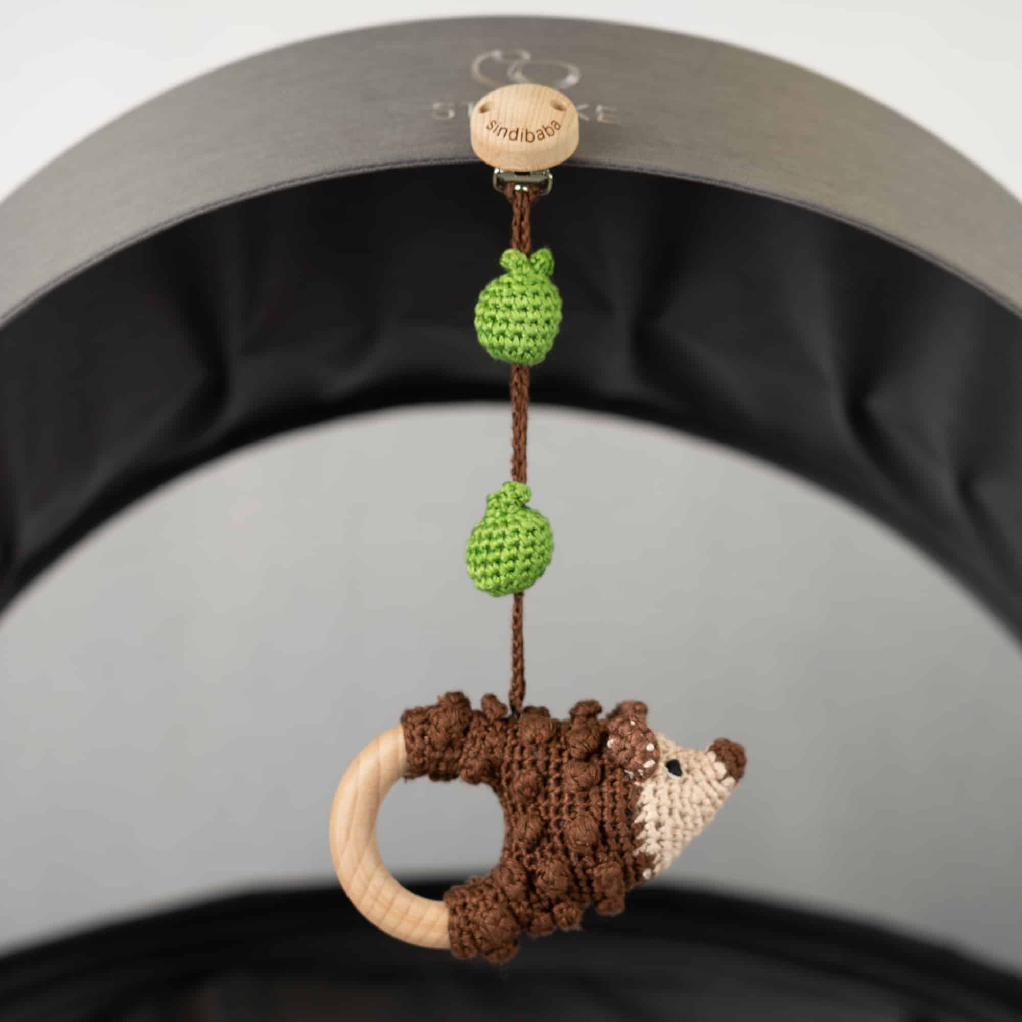 SindiBaba – Großhandel Klassisches Spielzeug – Kinder – Gehäkelter Spielbogen-Anhänger Igel HARRY13