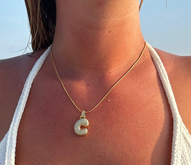 Ouro amarelo Pavé Bubble Letter Iniciais Colar em Aço Ouro 14K para venda a revendedores na Faire33