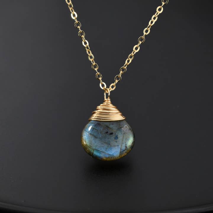 Collier à pendentif Seraphina en or enveloppé de labradorite lisse pour la vente par Edgy Petal Jewelry