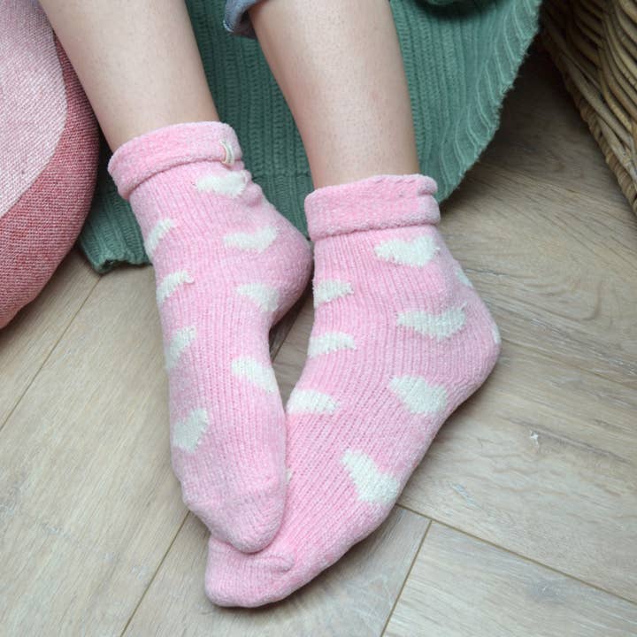 Rosa och vitt Love Heart Chenille Gripped Lounge Socks för wholesale av Solesmith