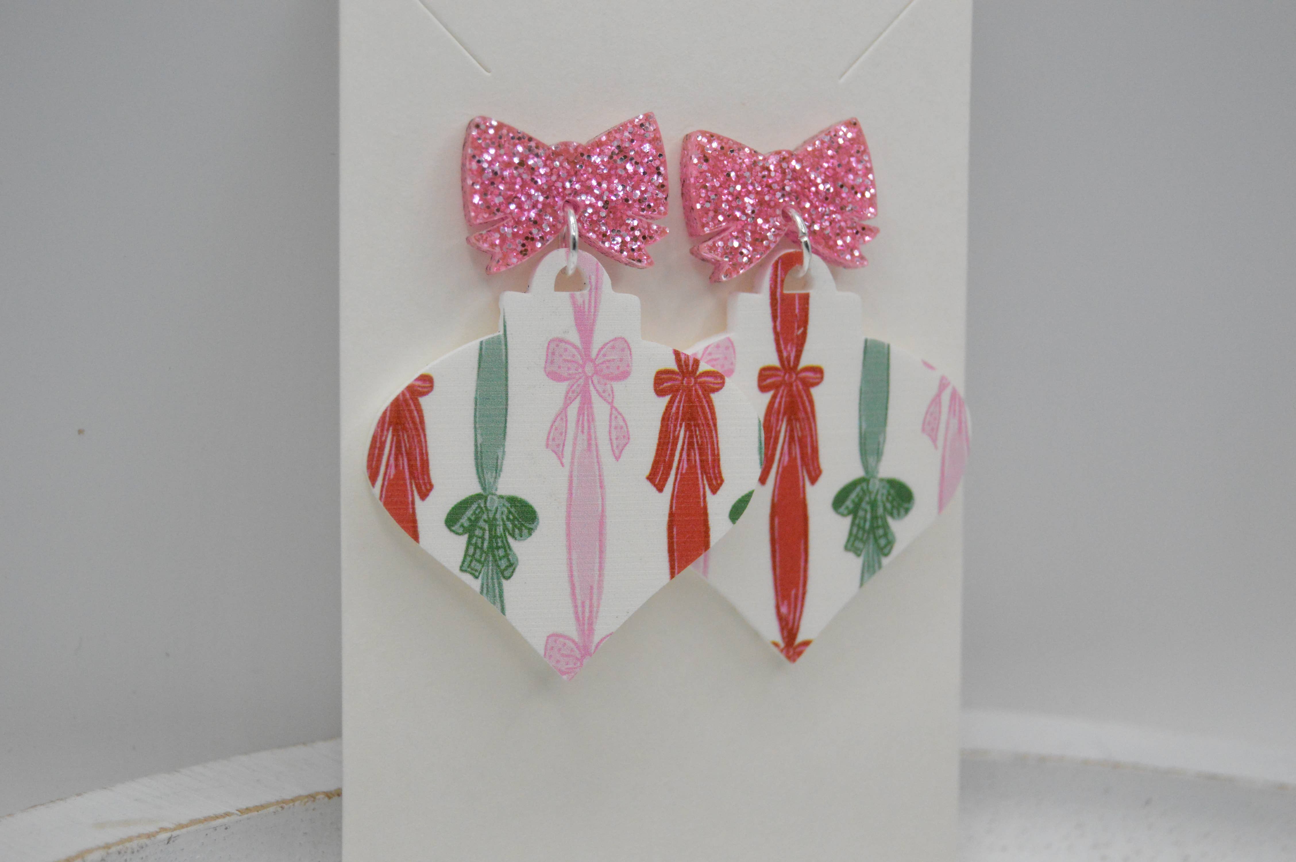 The Adorned Fox - Vendita all'ingrosso Orecchini pendenti - Coquette Ribbon Christmas 
Pallina, orecchini in acrilico, fiocco1