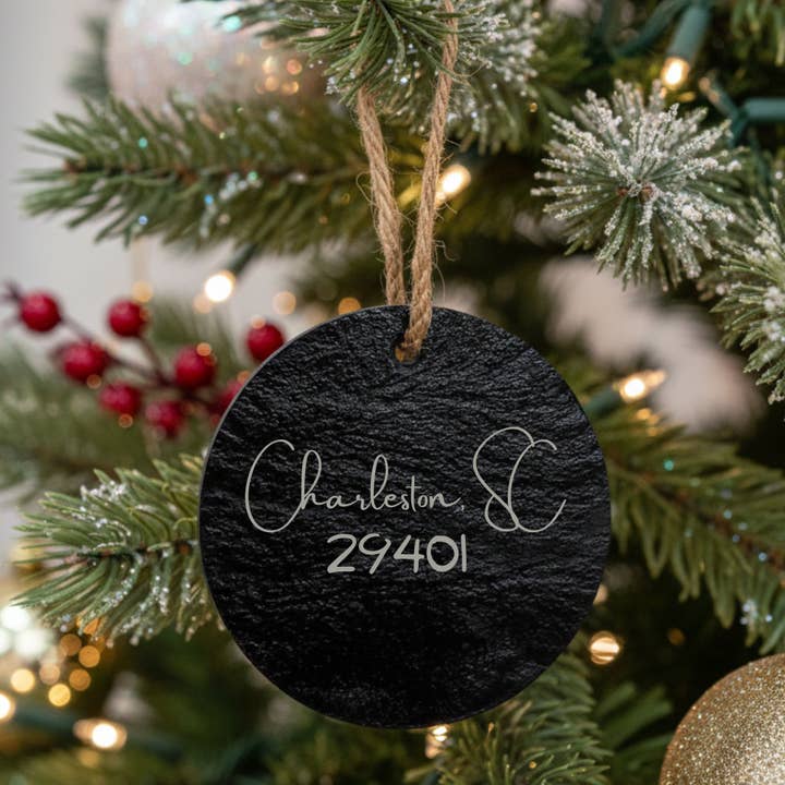 Ornamento Redondo de Pizarra con Ciudad y Código Postal Personalizados para venta al por mayor de Beach, Cats & Wine