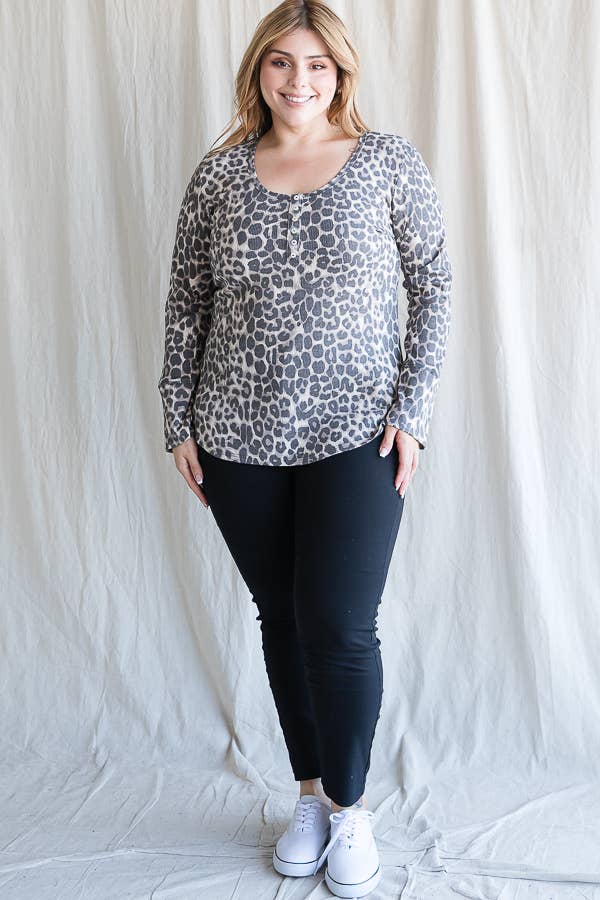 Come mostrato [TAGLIA FORTE] Top Henley a Maniche Lunghe con Scollo a Barca Leopardo T4334XL in vendita all'ingrosso su Faire8