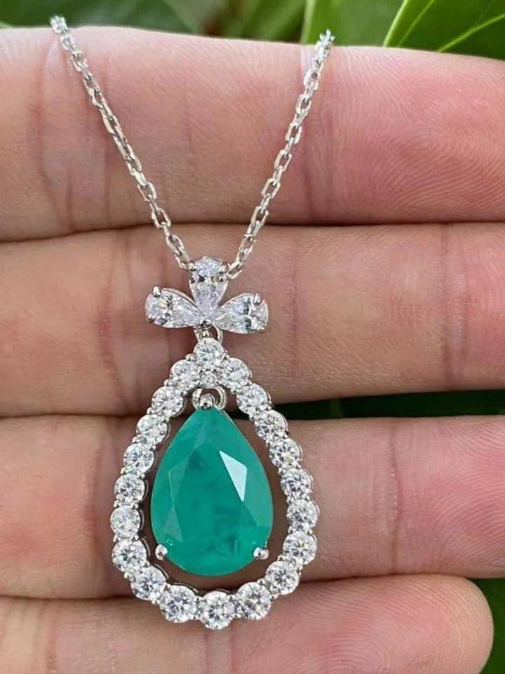 Collana con Pendente a Goccia Verde Smeraldo per la vendita all'ingrosso da parte di By lilly Paris