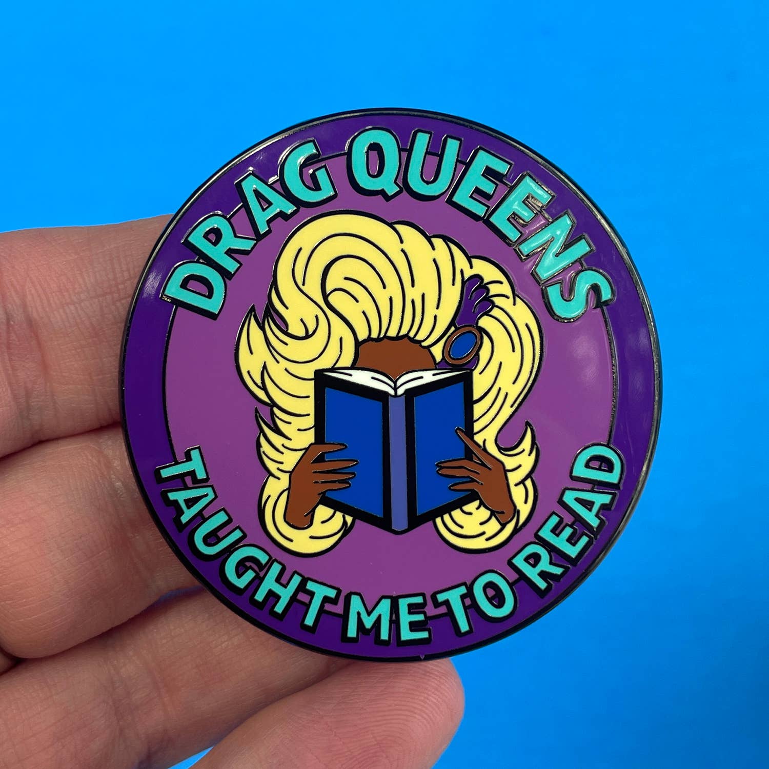 Dissent Pins - Vente Épinglettes/boutons - Les Drag Queens m'ont appris à lire (bordure violette)