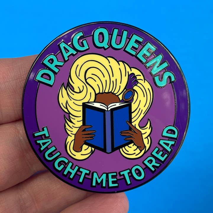 Dissent Pins - Vente Épinglettes/boutons - Les Drag Queens m'ont appris à lire (bordure violette)0