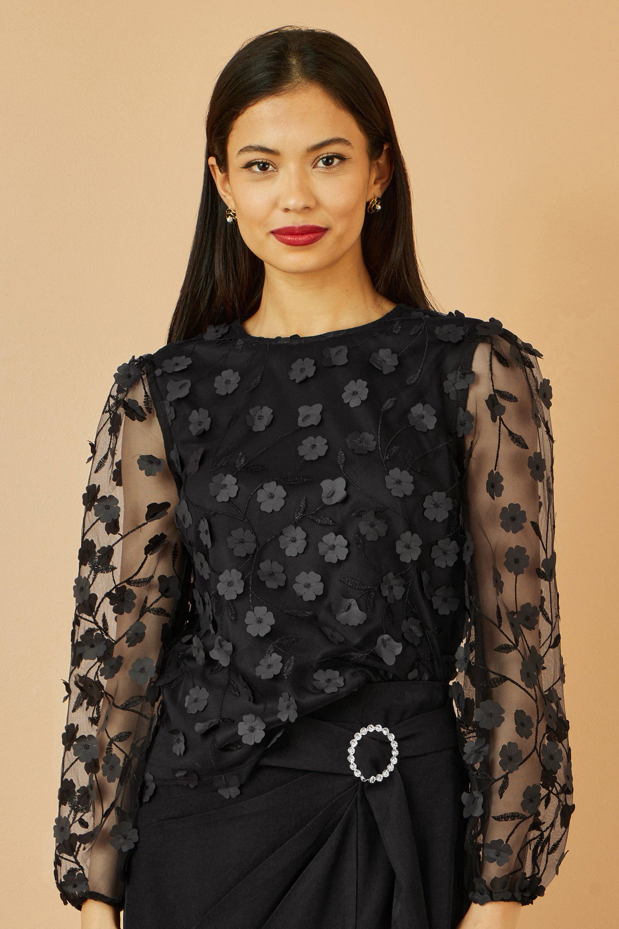 Schwarz Yumi Schwarzes Oberteil mit transparenten Ärmeln und Blumenapplikation für den Großhandel auf Faire3